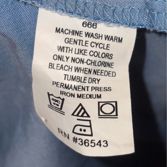 VAN HEUSEN BLUE LONG SLEEVE BUTTON UP POCKET FITTED CHAMBRAY DRESS SHIRT - Picture 12 of 13